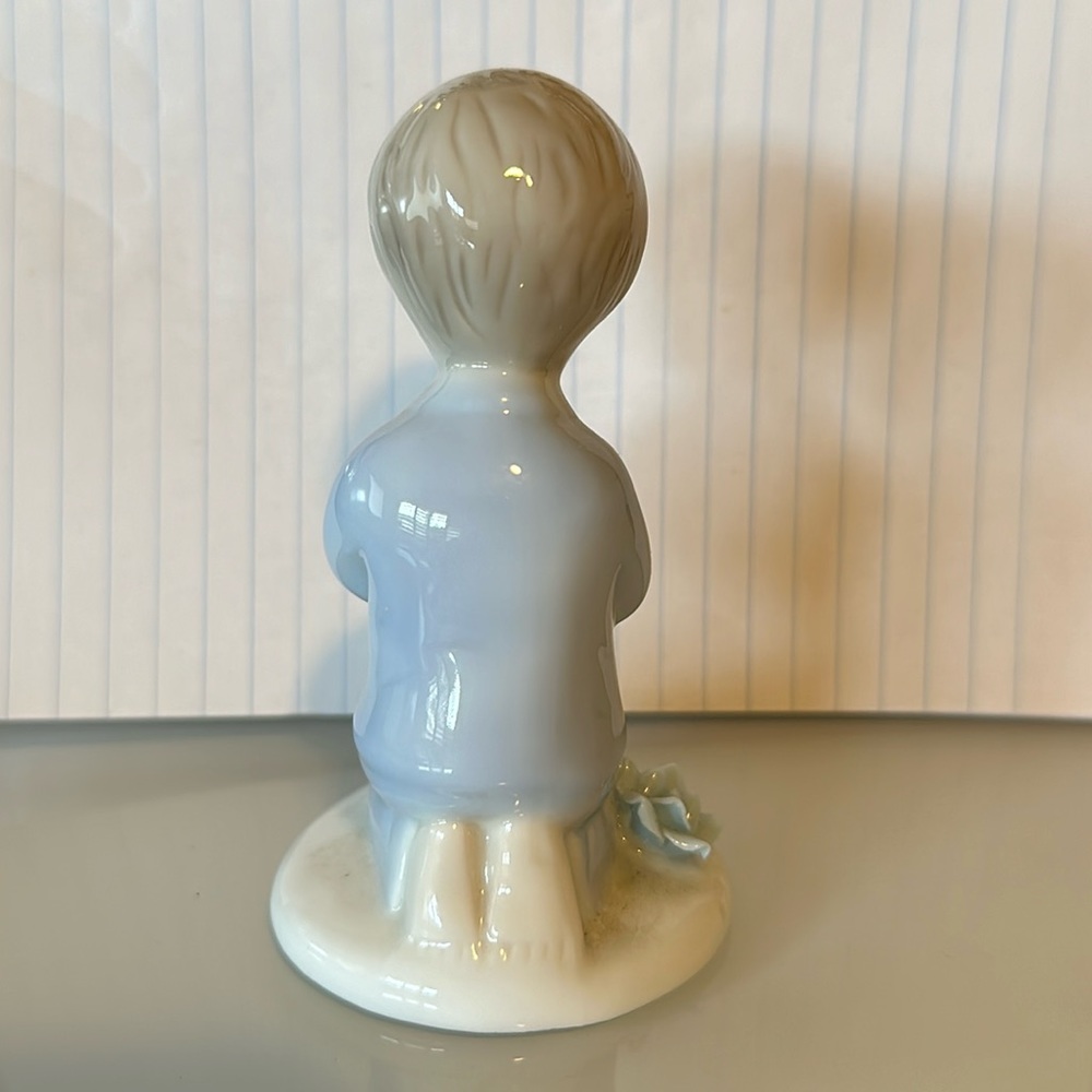 Boys praying Holy Communion Figurine - Picture 2 of 4